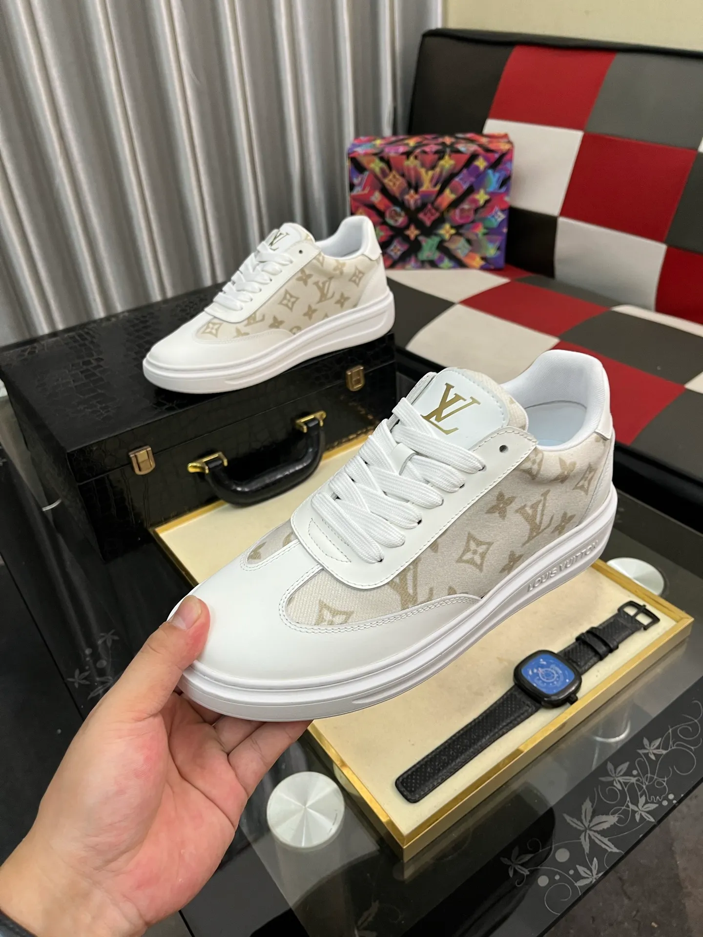 Men's shoes 💰540⌚️⌚️ Louis vuitton/LV Louis Vuitton 》Original quality.~ Unique modern style sneakers. 🏃A must-have casual shoe for trendy men😍😍 Original brand imported from Italy, imported original leather, sheep lining (refuses to discolor and grind feet) Sole: Original sole provided by the original factory, French lazy style design ⚠️Fit to the feet, original quality, super comfortable original sole. Code number: 38-445️⃣Colors available